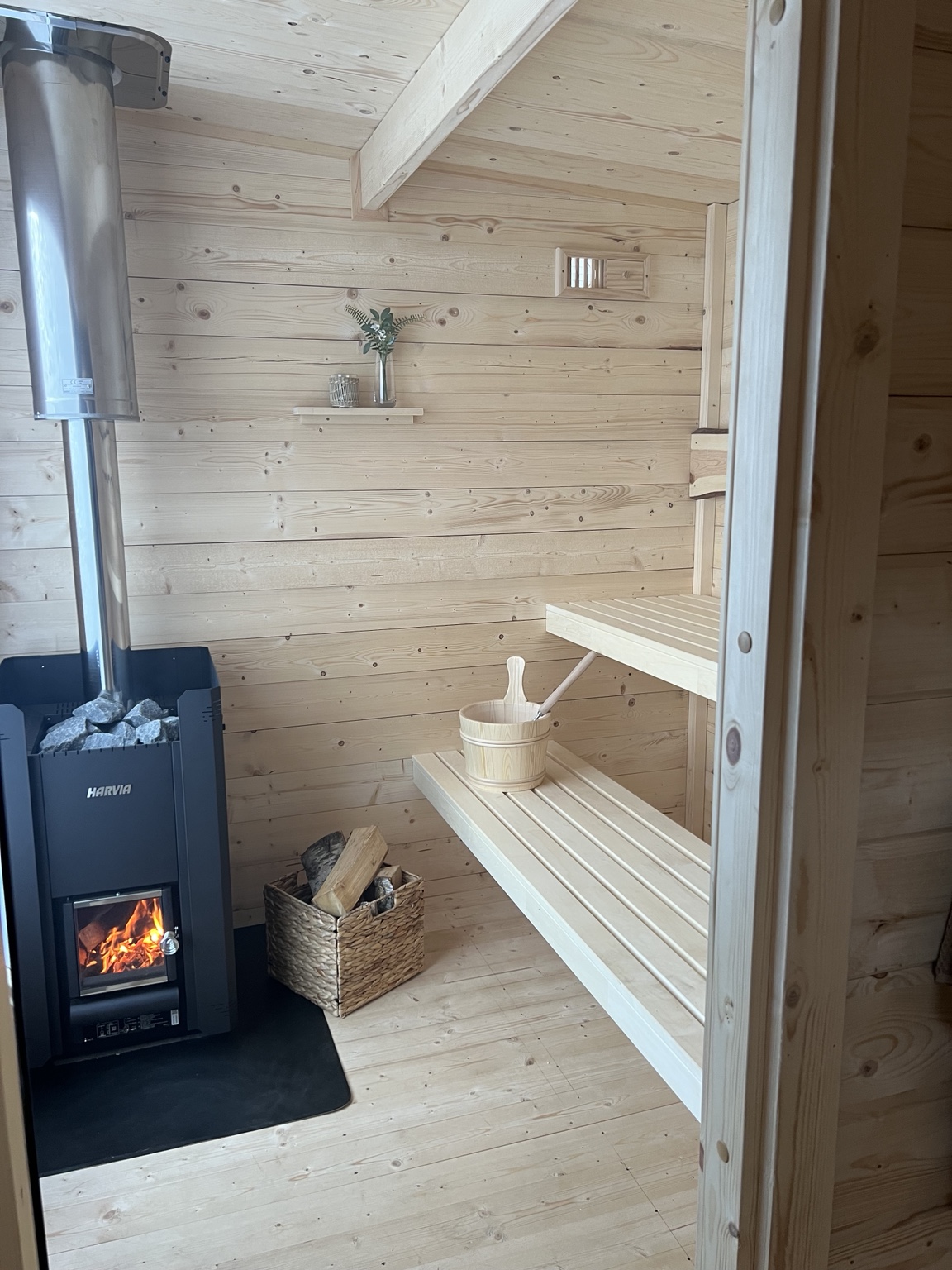 Luna invändigt med Harvia vedkamin och två nivåer lavar.