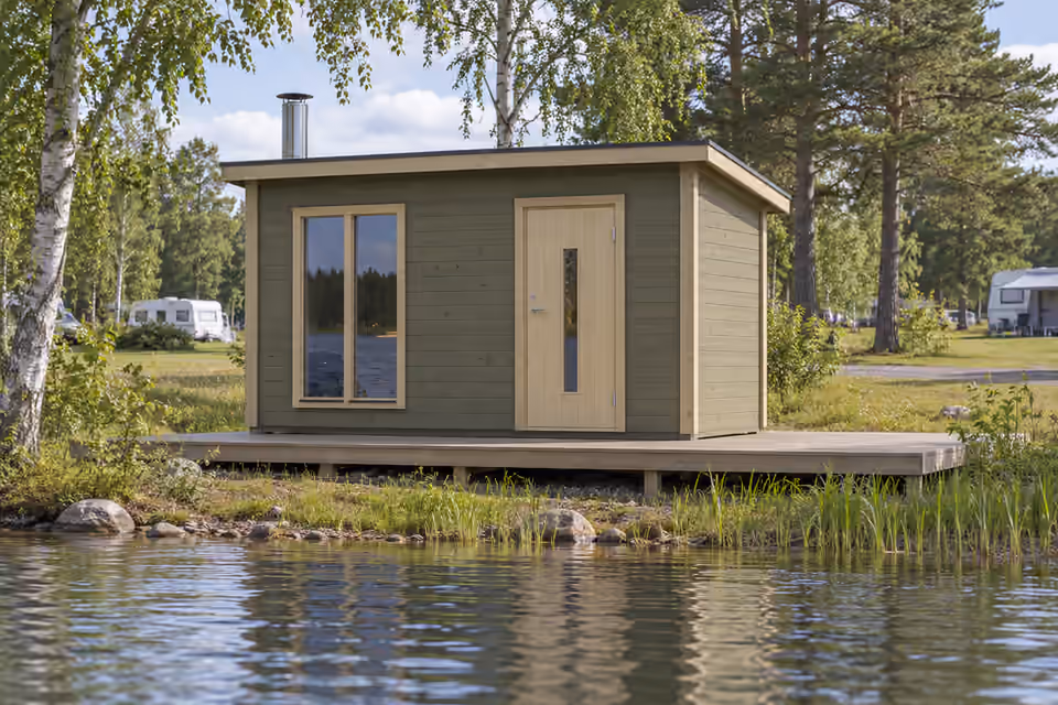 Miljövisualisering av grön Lyra med bastufönstren vända mot sjön och campingplatser bakom bastun