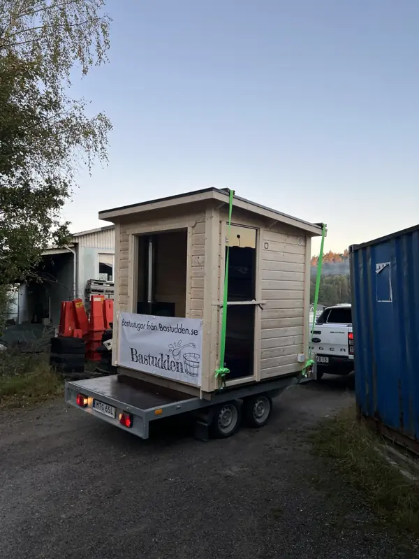 Bastustuga lastad på en släpvagn vid Bastuddens snickeri